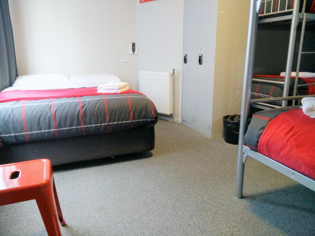Urbanz Christchurch Exterior foto A typical room at a hostel