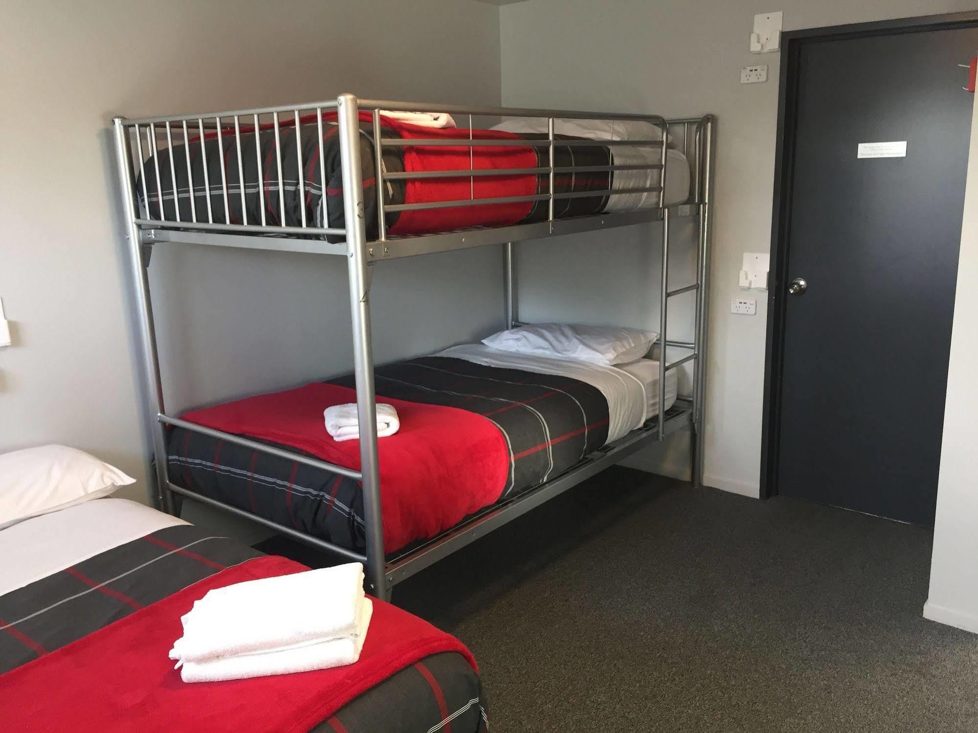 Urbanz Christchurch Exterior foto A bunk bed in a hostel