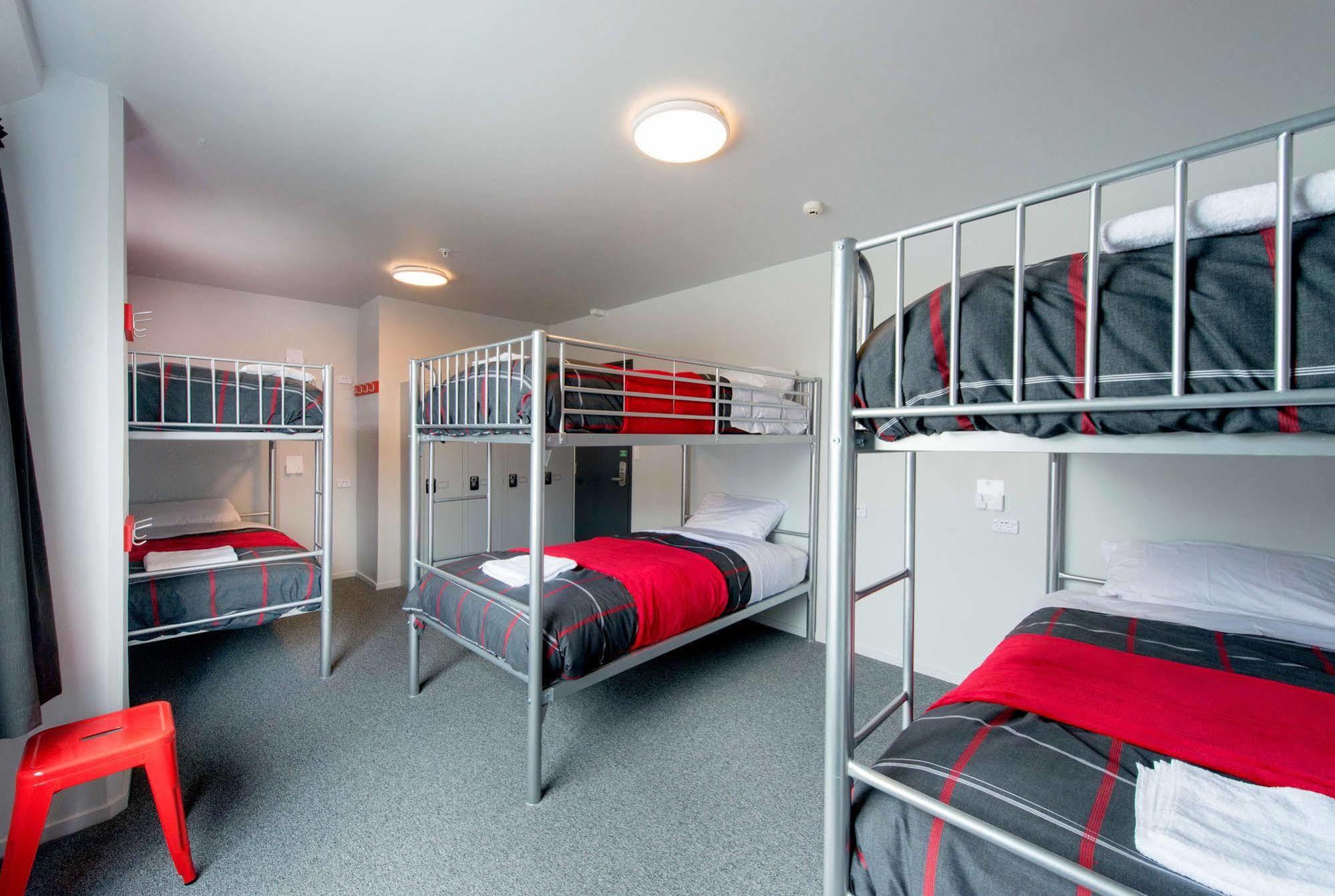 Urbanz Christchurch Exterior foto A typical room at a backpackers' hostel in Australia