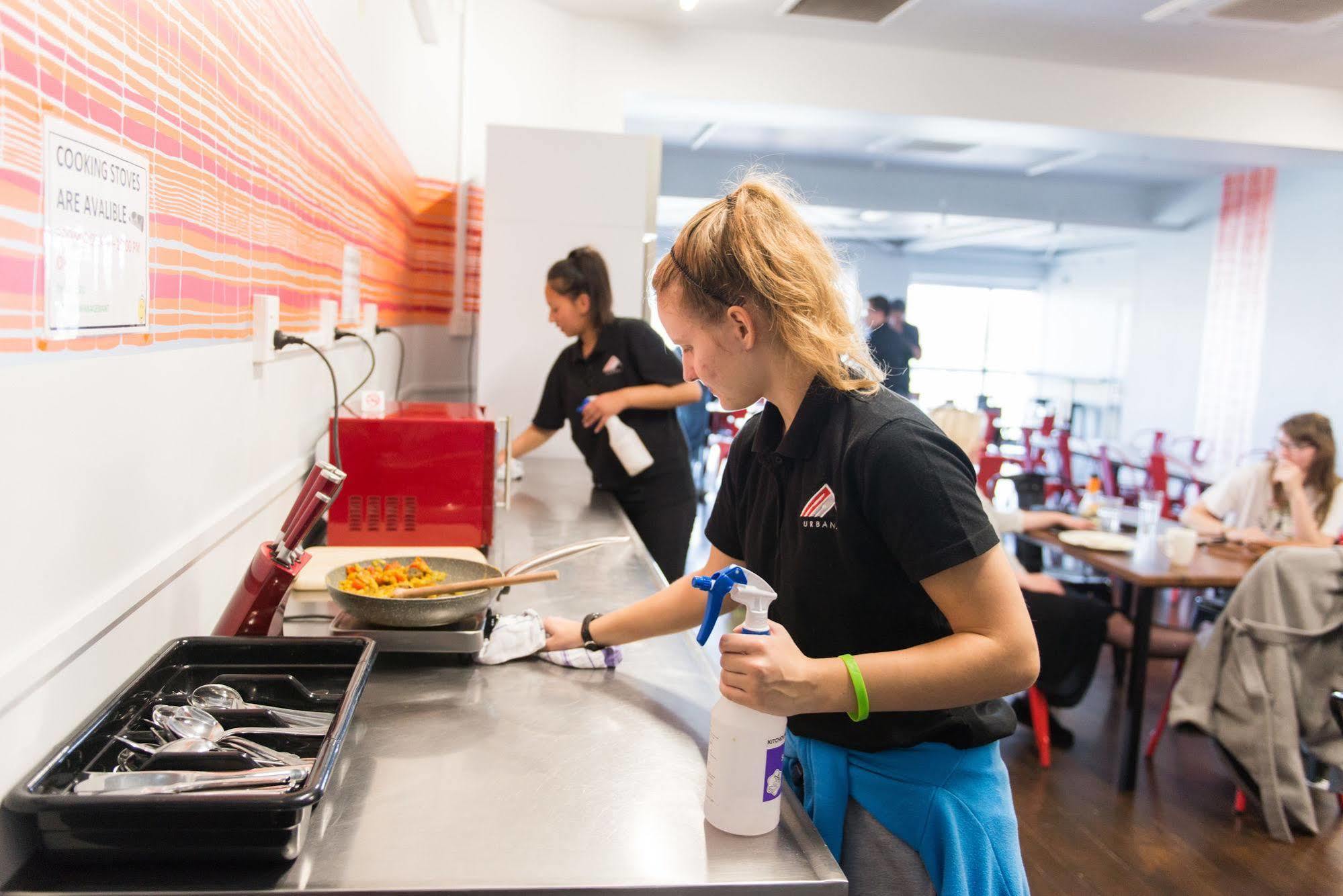 Urbanz Christchurch Exterior foto A student working in the kitchen at the restaurant