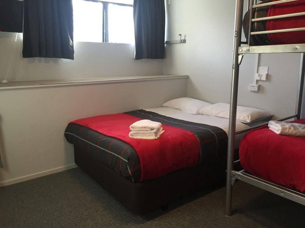 Urbanz Christchurch Exterior foto A room at the YHA in Dunedin, New Zealand