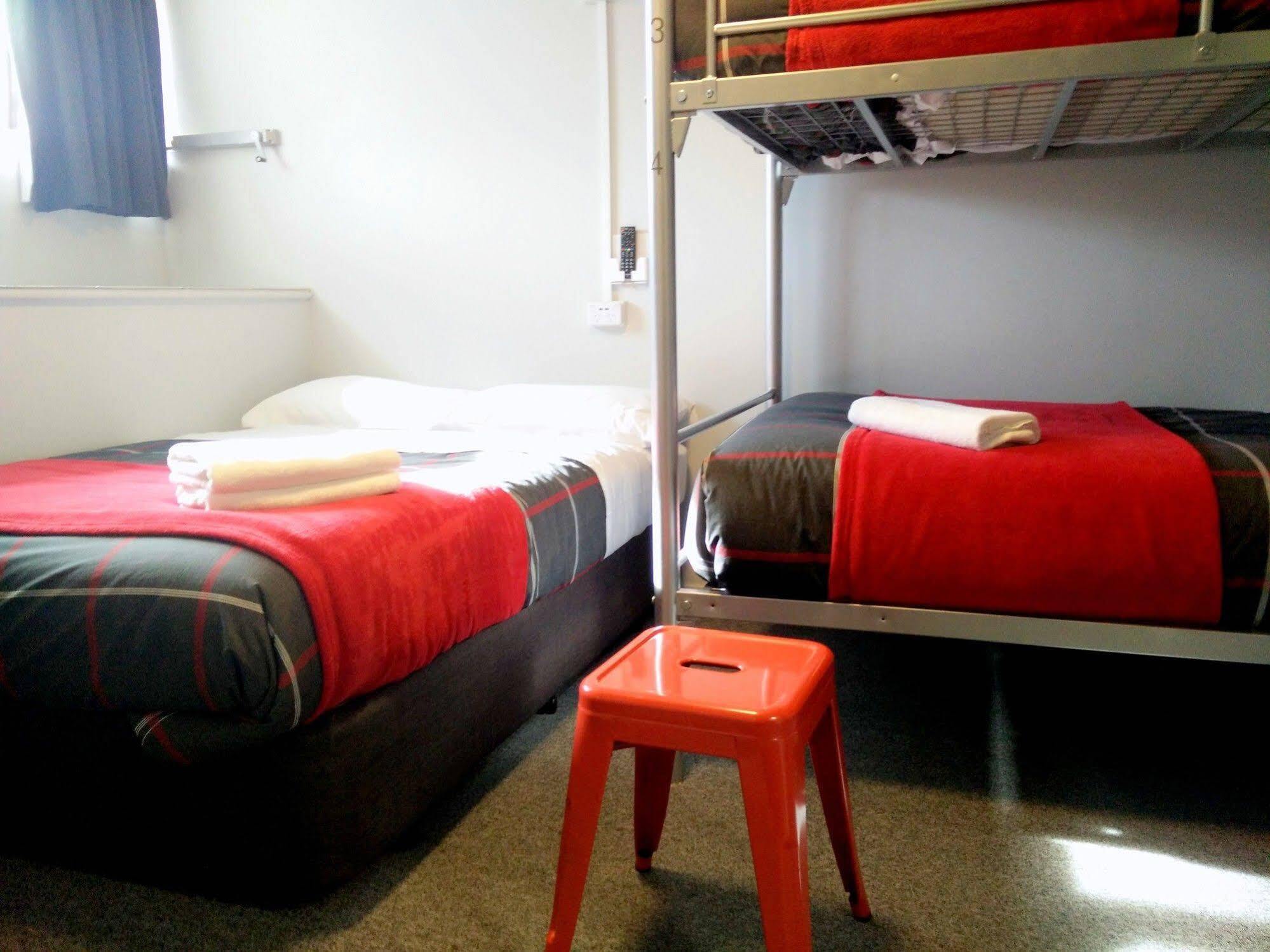 Urbanz Christchurch Exterior foto A typical room at a backpackers' hostel in Dunedin, New Zealand